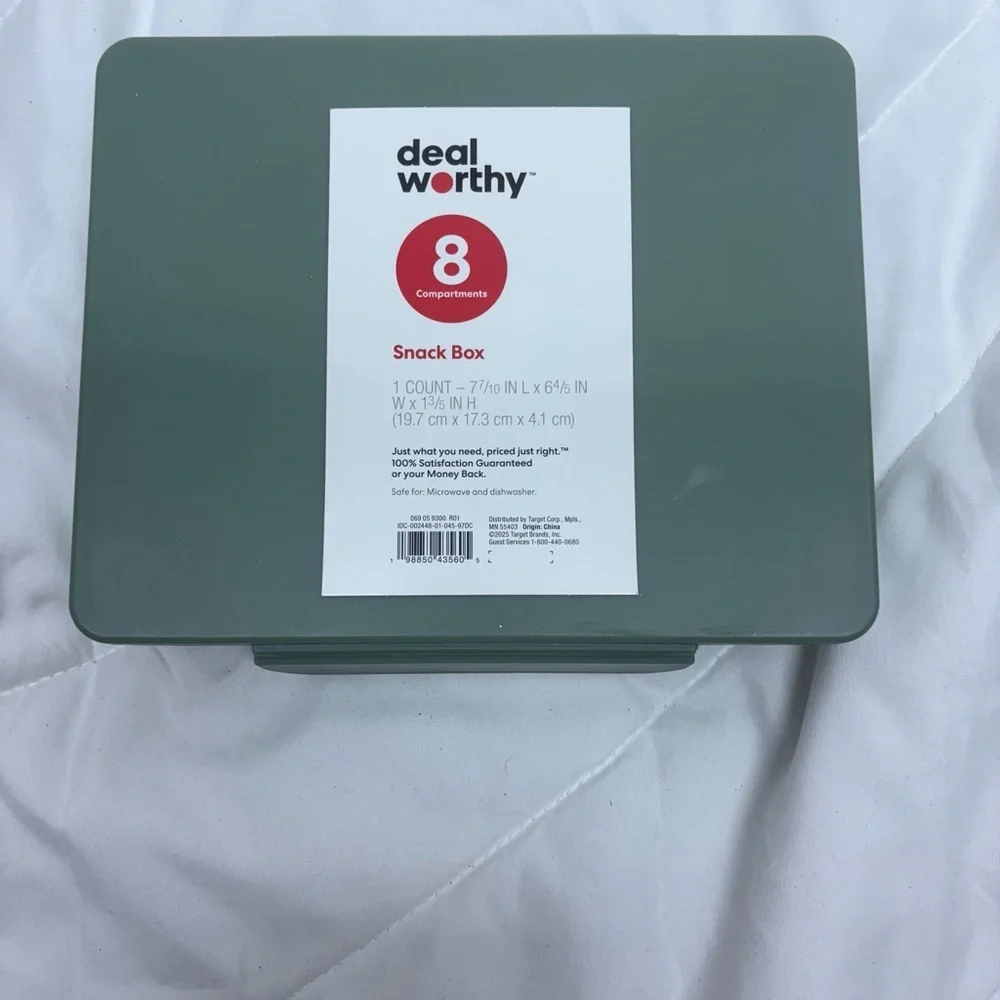 New Target DealWorthy Snack Box with 8 compartments green lunch or snack box
